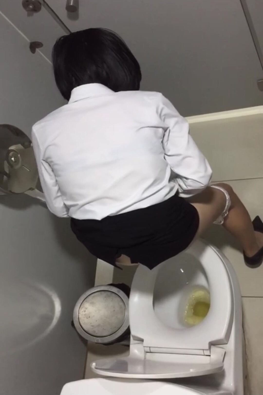 quay lén nhà vệ sinh nữ trong trung tâm thương mại đi đái hồi hộp quá - phần 32